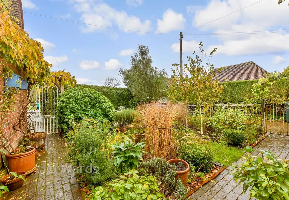 Side Garden - Regent Street, Rolvenden, Kent - Wards of Kent