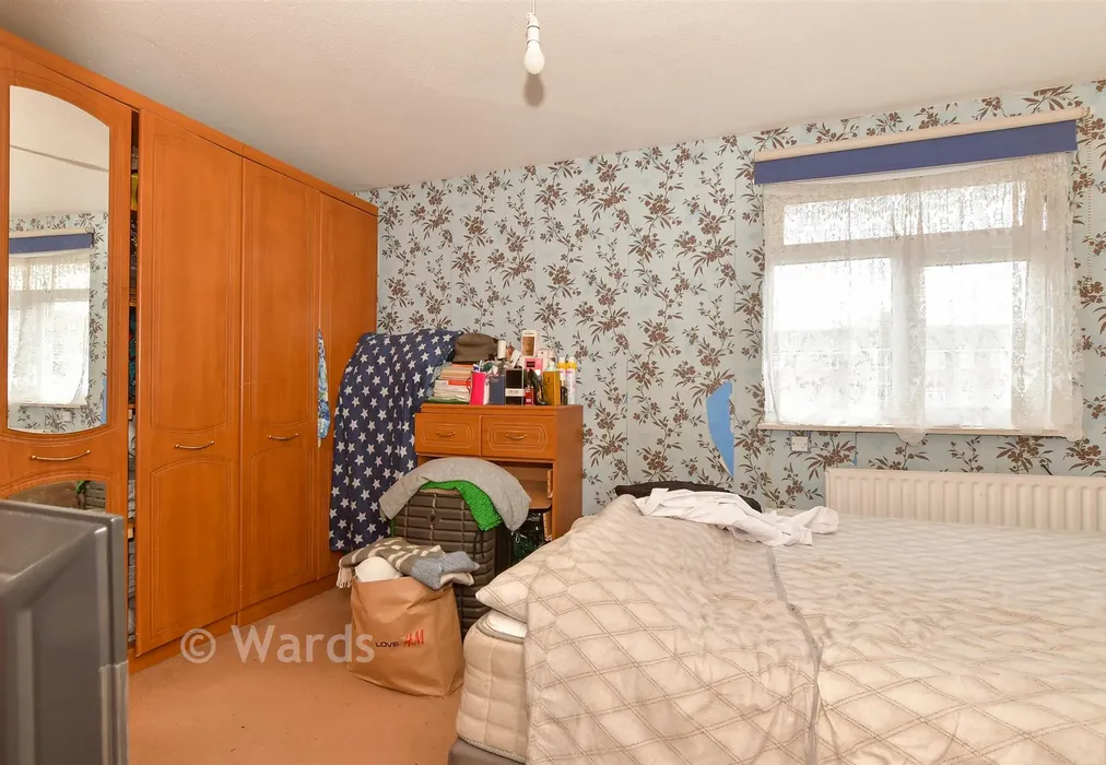 Bedroom 1 - Kinder Close, London - Wards of Kent