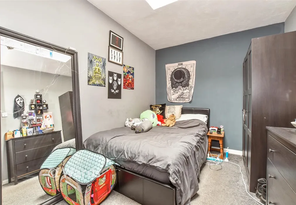 Bedroom 4 - Knaves Acre, Headcorn, Ashford, Kent - Wards of Kent