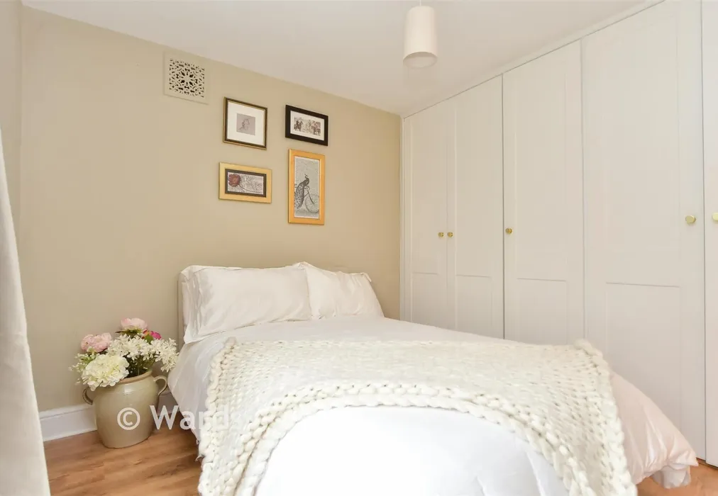 Annexe - Bedroom - Faversham Road, Wichling, Kent - Wards of Kent