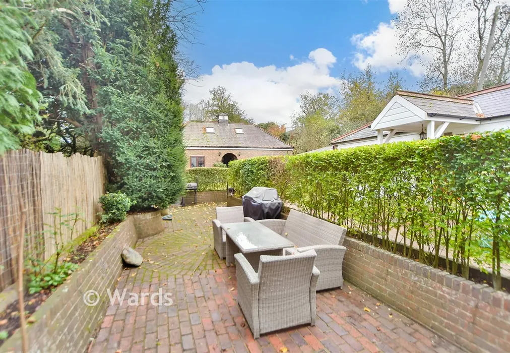 Side Garden - Faversham Road, Wichling, Kent - Wards of Kent