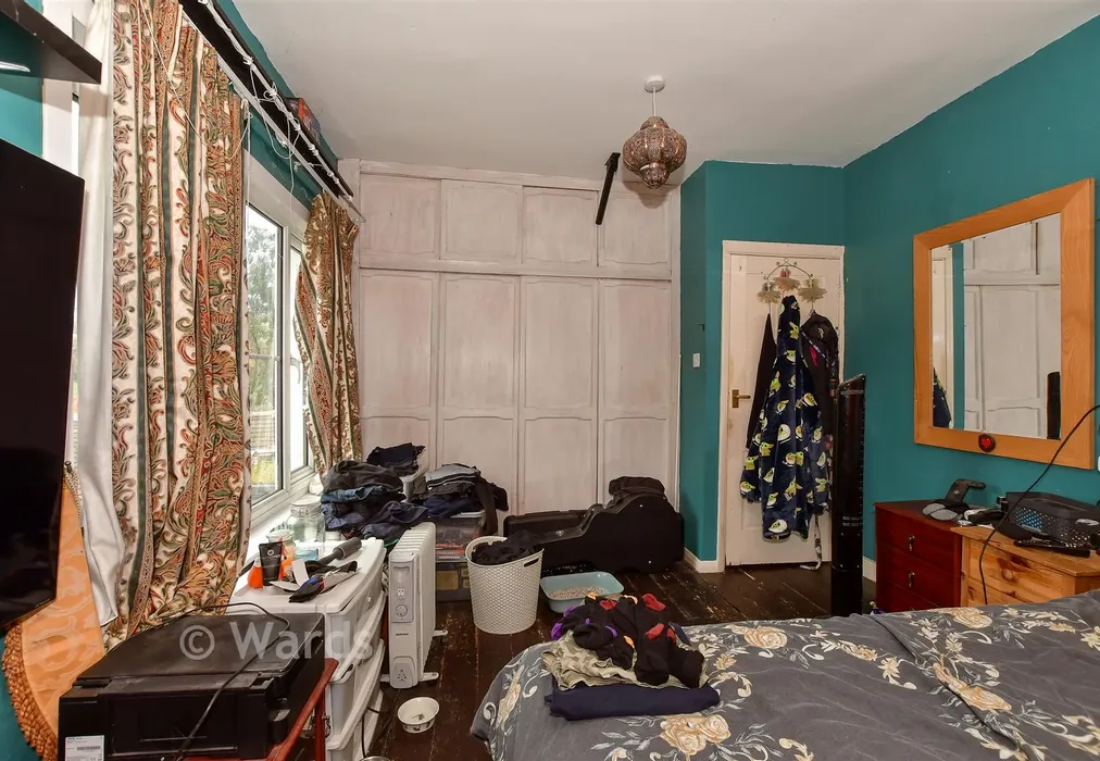 Bedroom 1 - Perry Court Cottage, Garlinge Green, Canterbury, Kent - Wards of Kent