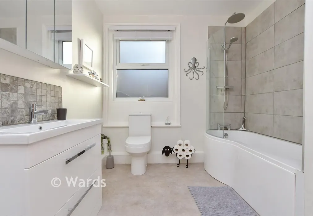 Bathroom - Eastern Esplanade, Cliftonville, Margate, Kent - Wards of Kent