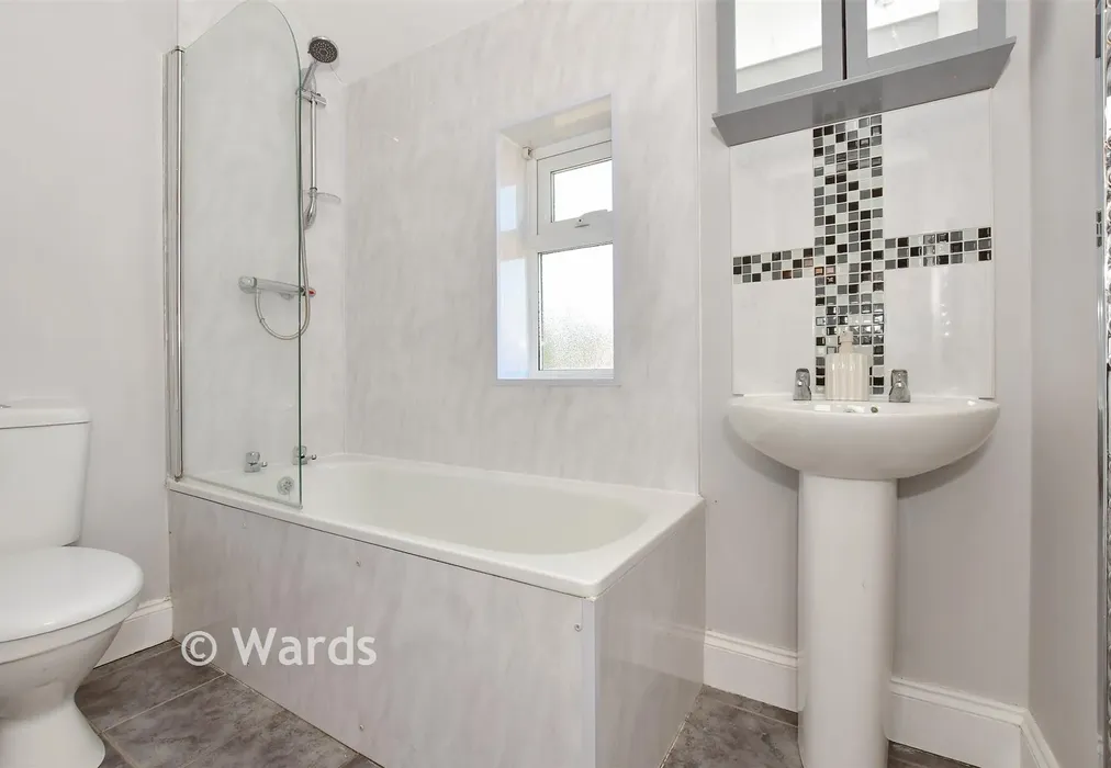 Bathroom - Redsull Avenue, Deal, Kent - Wards of Kent