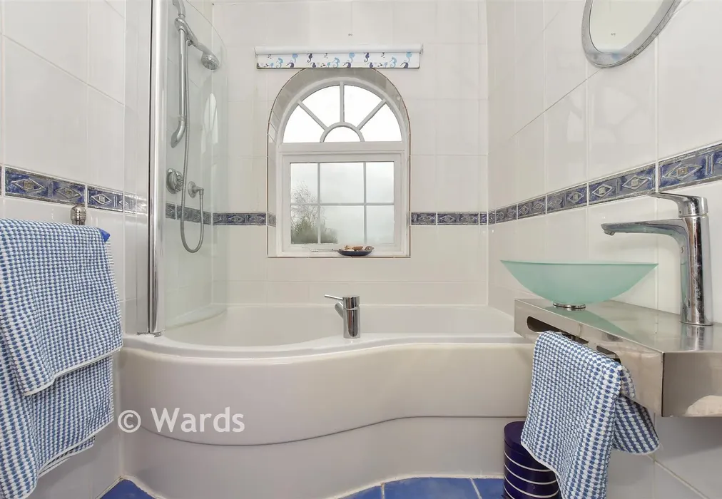 Bathroom - Ham Farm Cottages, Ham, Deal, Kent - Wards of Kent