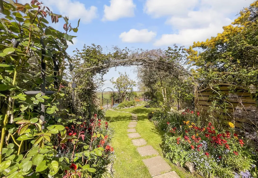 Rear Garden - Ham Farm Cottages, Ham, Deal, Kent - Wards of Kent
