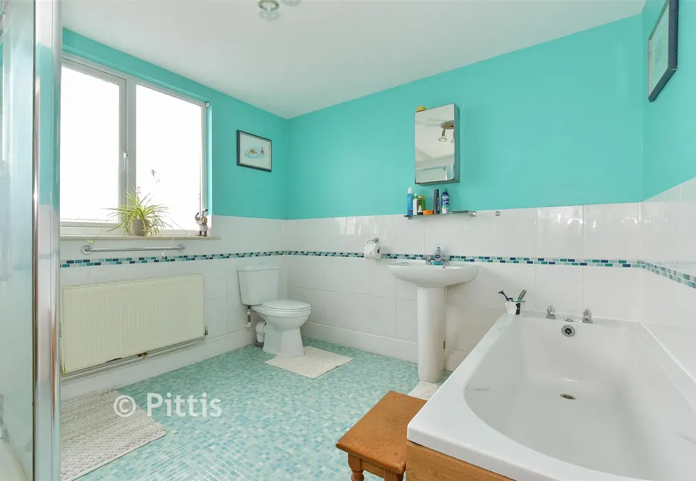 Bathroom - Victoria Road, Sandown, Isle of Wight - Wards of Kent