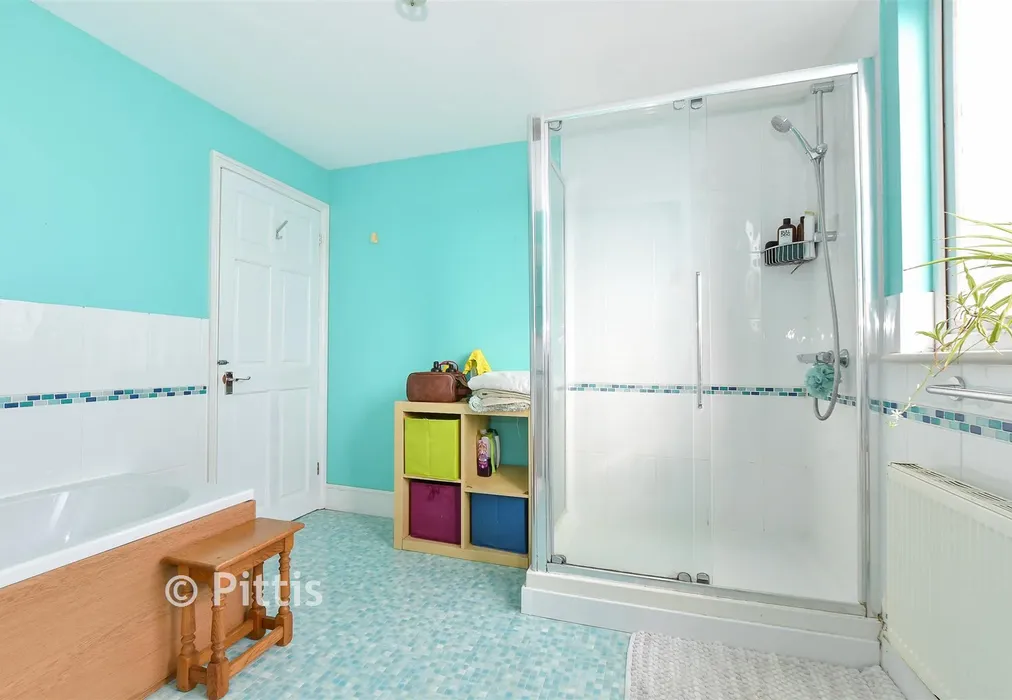Bathroom - Victoria Road, Sandown, Isle of Wight - Wards of Kent
