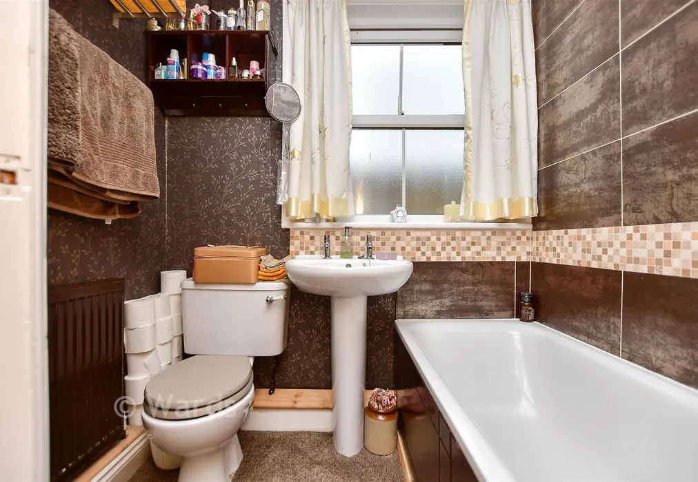 Bathroom - Canterbury Road, Birchington, Kent - Wards of Kent