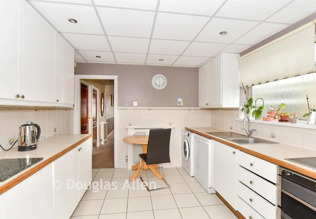 Kitchen - Bruce Grove, Wickford, Essex - Wards of Kent
