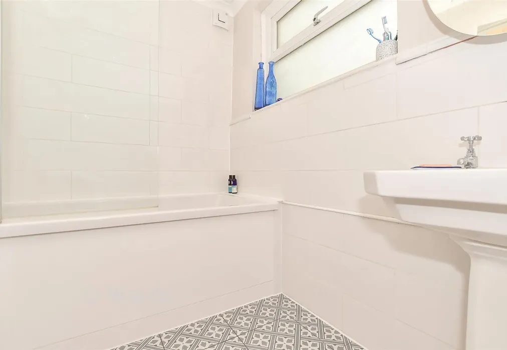 Bathroom - Palmarsh Crescent, Hythe, Kent - Wards of Kent