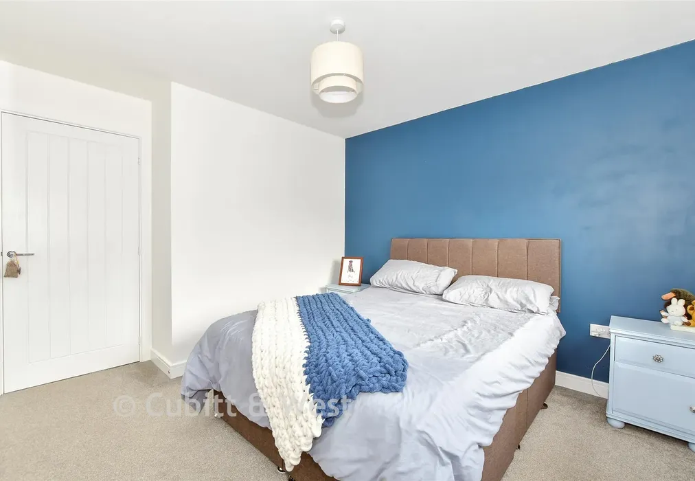 Bedroom 1 - Legg Vale, Chichester, West Sussex - Wards of Kent