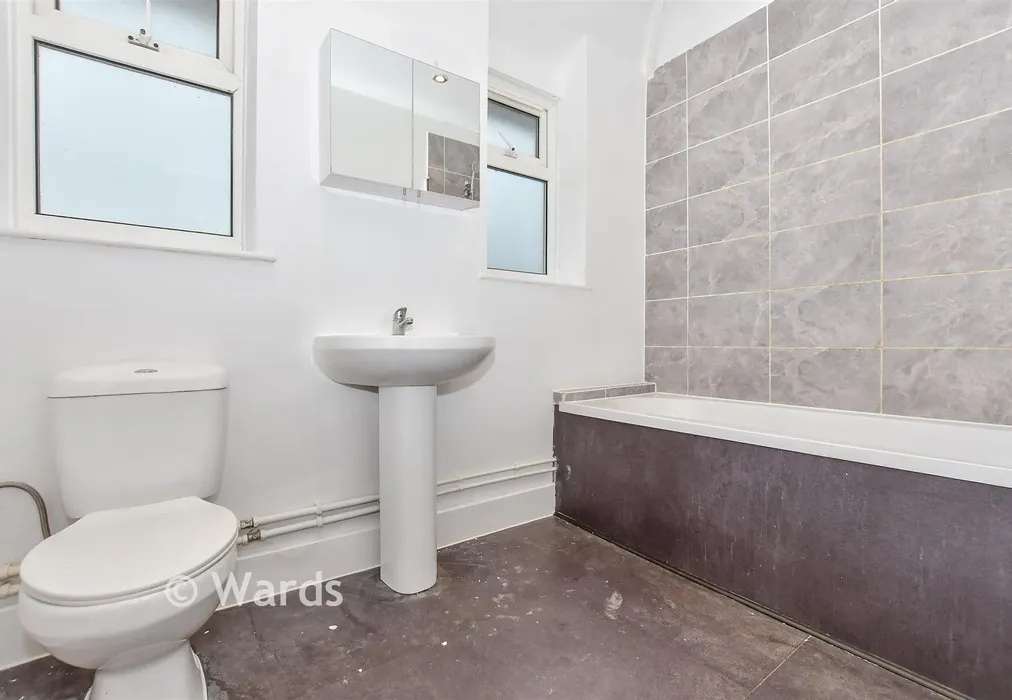 Bathroom - Second Avenue, Sheerness, Kent - Wards of Kent