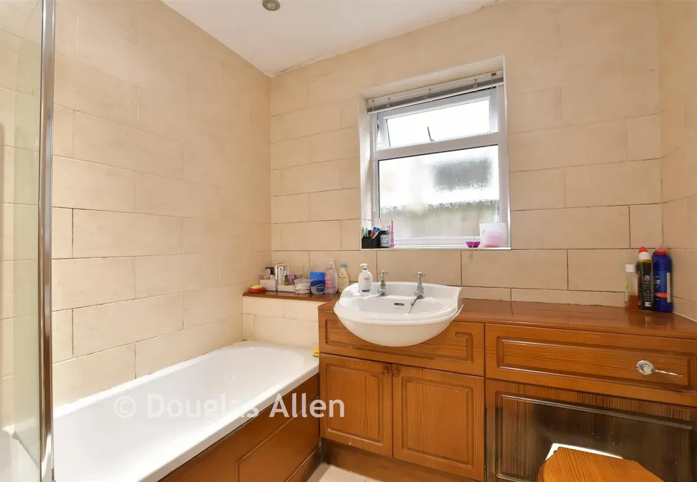 Bathroom - Mansfield Road, Ilford, Essex - Wards of Kent
