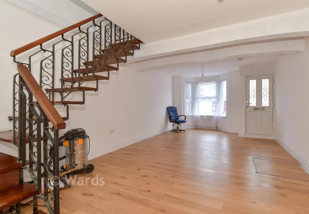 Lounge/Diner - Luton High Street, Chatham, Kent - Wards of Kent