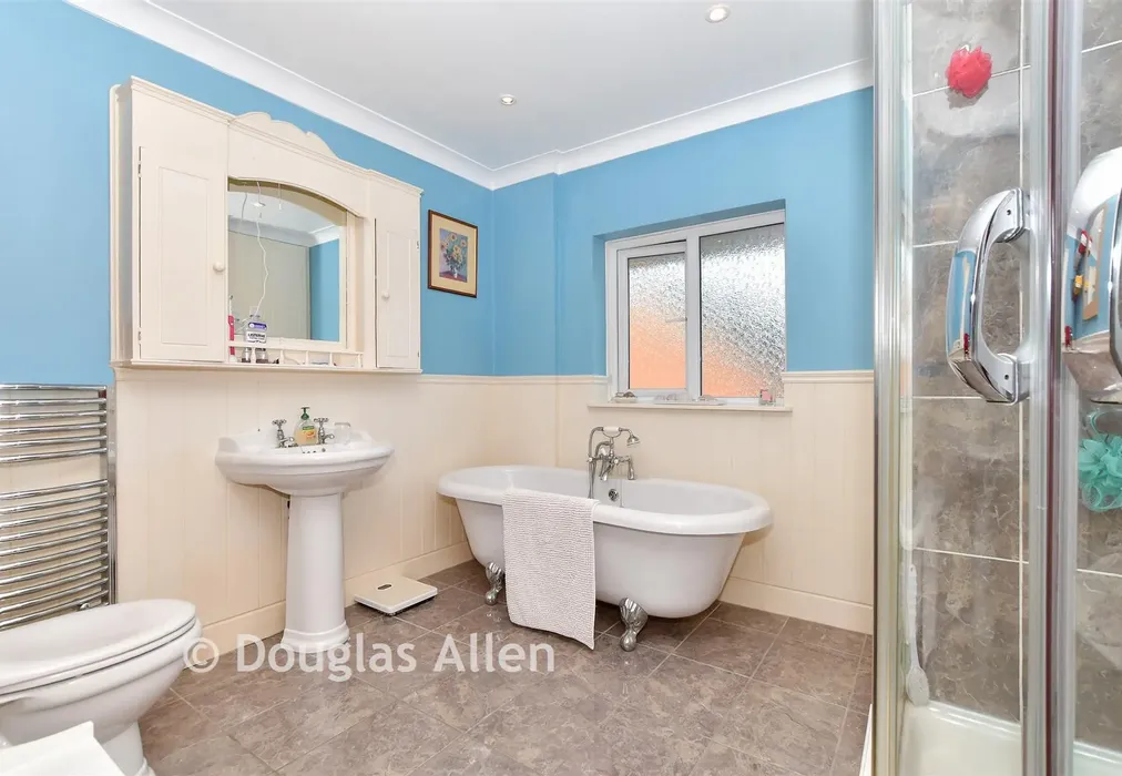 Bathroom - Runwell Road, Wickford, Essex - Wards of Kent