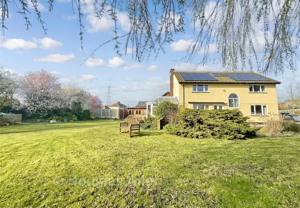 Garden - Runwell Road, Wickford, Essex - Wards of Kent