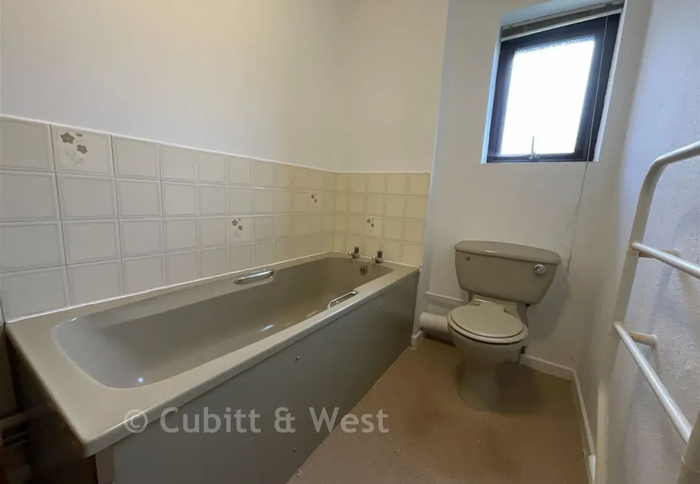 Bathroom - Lenham Road, Sutton, Surrey - Wards of Kent