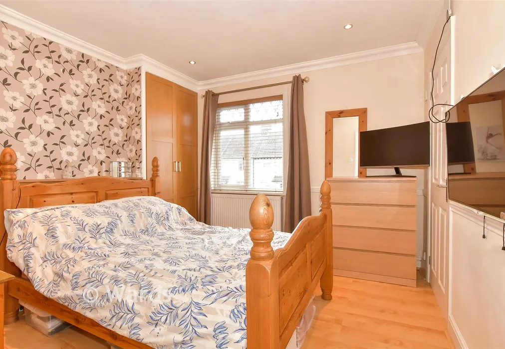 Bedroom 1 - Wainscott Walk, Wainscott, Rochester, Kent - Wards of Kent