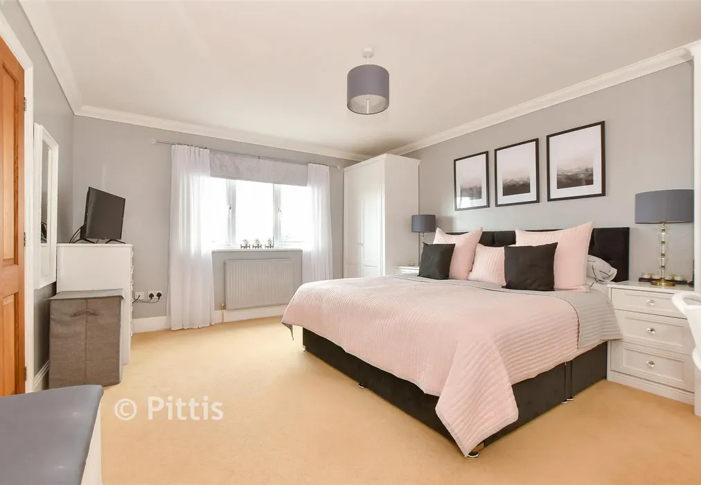 Bedroom 1 - Upper Hyde Farm Lane, Shanklin, Isle of Wight - Wards of Kent