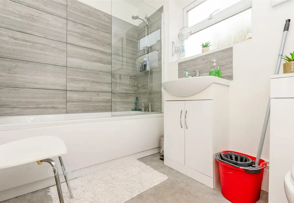 Bathroom - Southill Road, Chatham, Kent - Wards of Kent