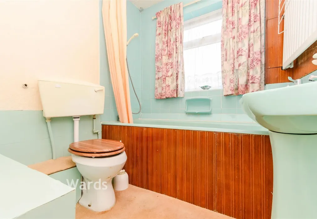 Bathroom - Stephen Road, Bexleyheath, Kent - Wards of Kent