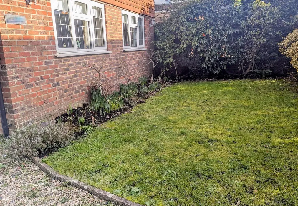Side Garden - Ashford Road, St. Michaels, Tenterden, Kent - Wards of Kent