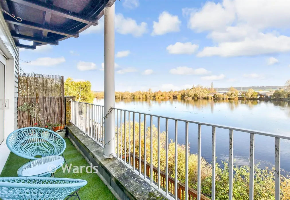 Balcony / Terrace - The Lakes, Larkfield, Kent - Wards of Kent