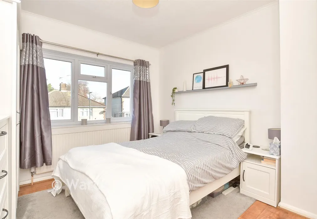 Bedroom 1 - Bankside, Chatham, Kent - Wards of Kent