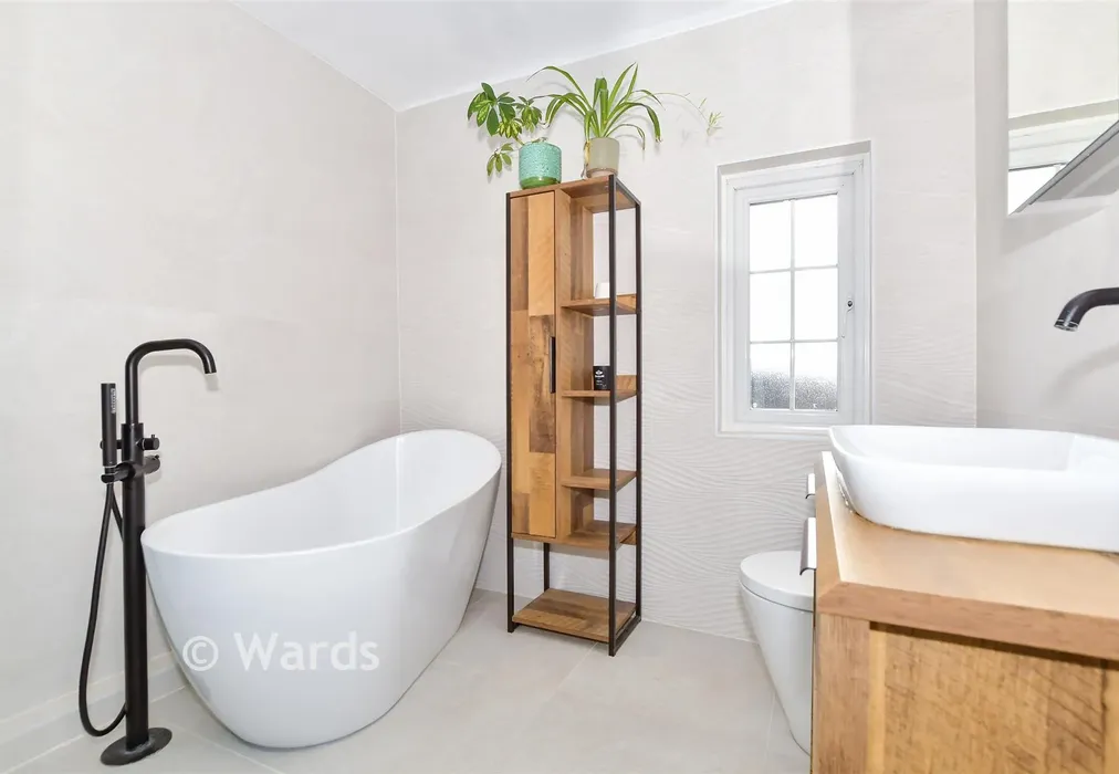 Bathroom - Tonbridge Road, Maidstone, Kent - Wards of Kent