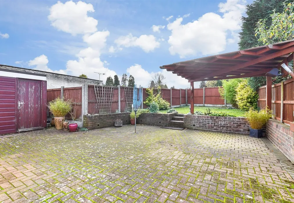 Rear Garden - Longfield Place, Maidstone, Kent - Wards of Kent