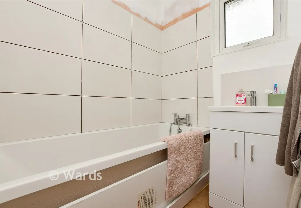Bathroom - St. Peter's Road, Margate, Kent - Wards of Kent