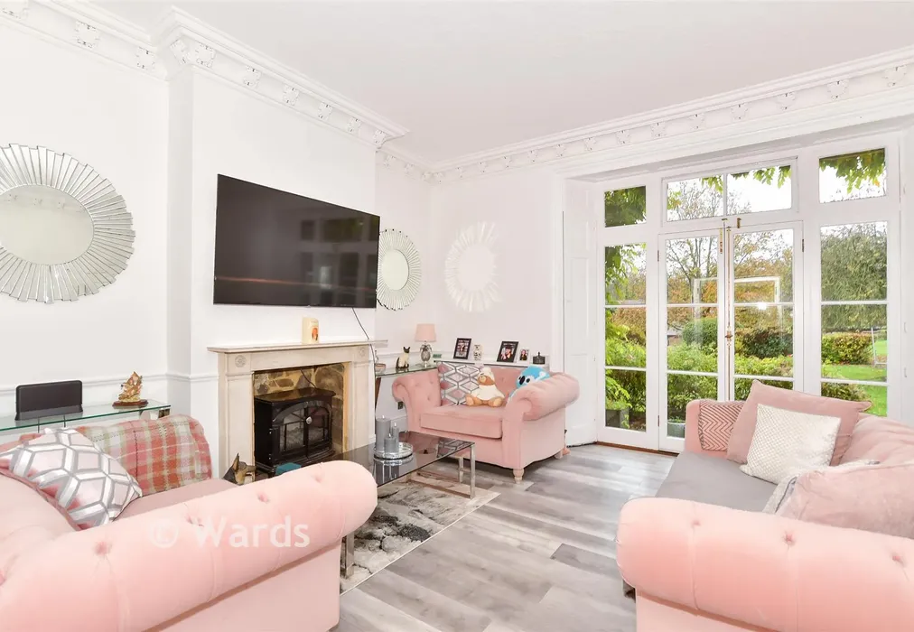 Lounge - Old Parsonage Court, West Malling, Kent - Wards of Kent