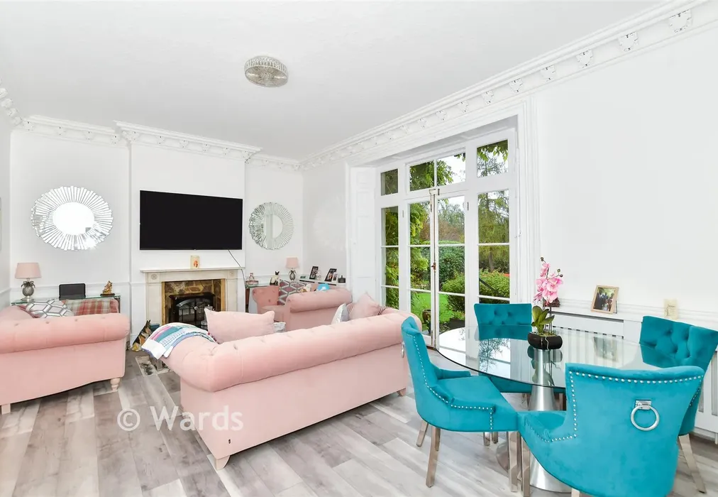 Lounge - Old Parsonage Court, West Malling, Kent - Wards of Kent