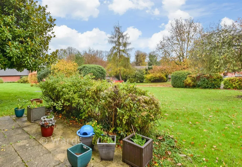 Communal Gardens - Old Parsonage Court, West Malling, Kent - Wards of Kent