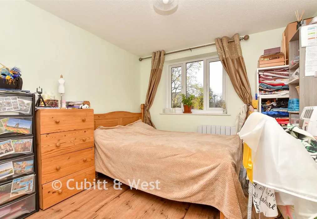 Bedroom 1 - Chipstead Close, Sutton, Surrey - Wards of Kent