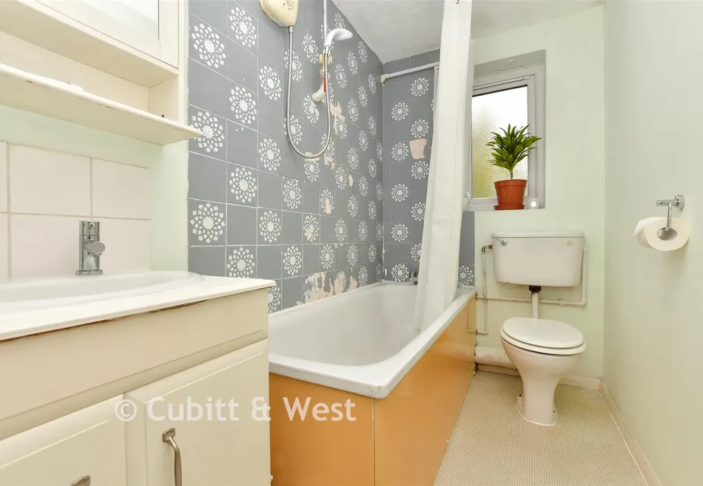 Bathroom - Chipstead Close, Sutton, Surrey - Wards of Kent