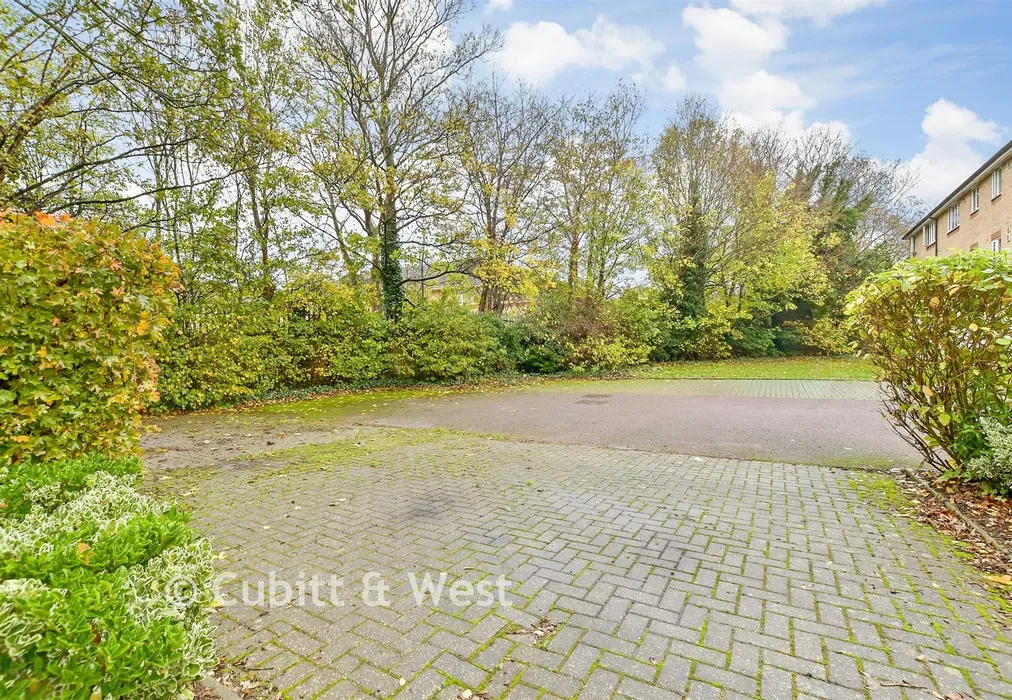 Driveway/Parking - Chipstead Close, Sutton, Surrey - Wards of Kent