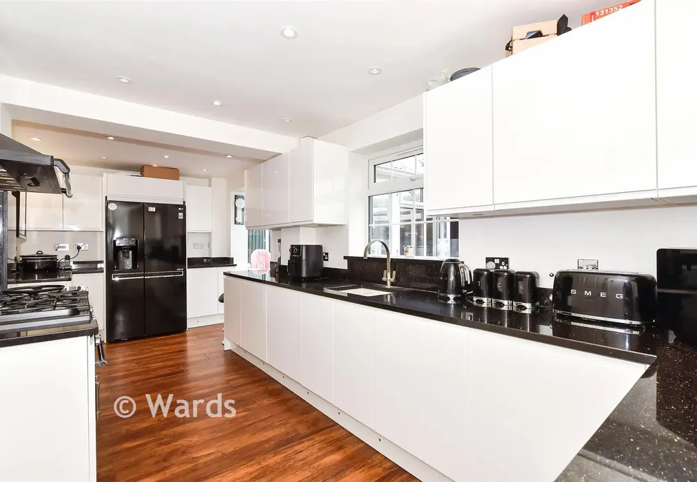 Kitchen - Old Orchard Lane, Leybourne, Kent - Wards of Kent