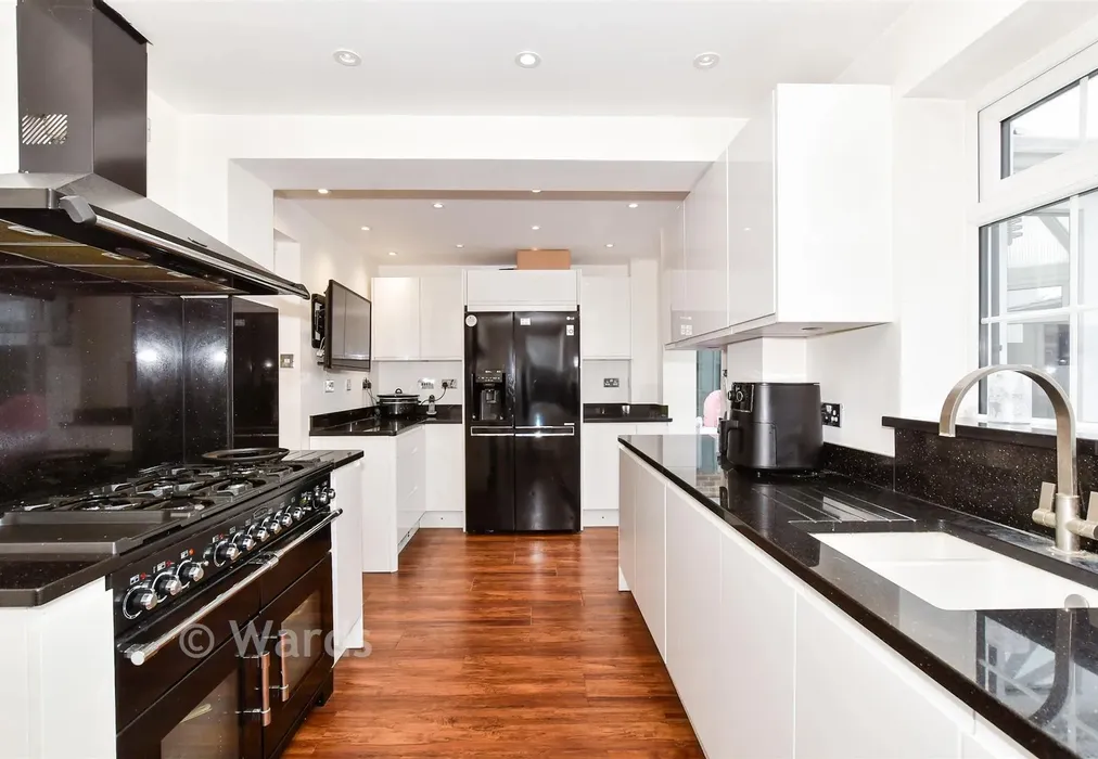 Kitchen - Old Orchard Lane, Leybourne, Kent - Wards of Kent