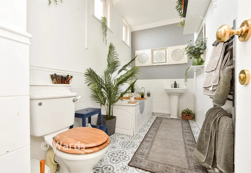 Bathroom - Station Road, Herne Bay, Kent - Wards of Kent