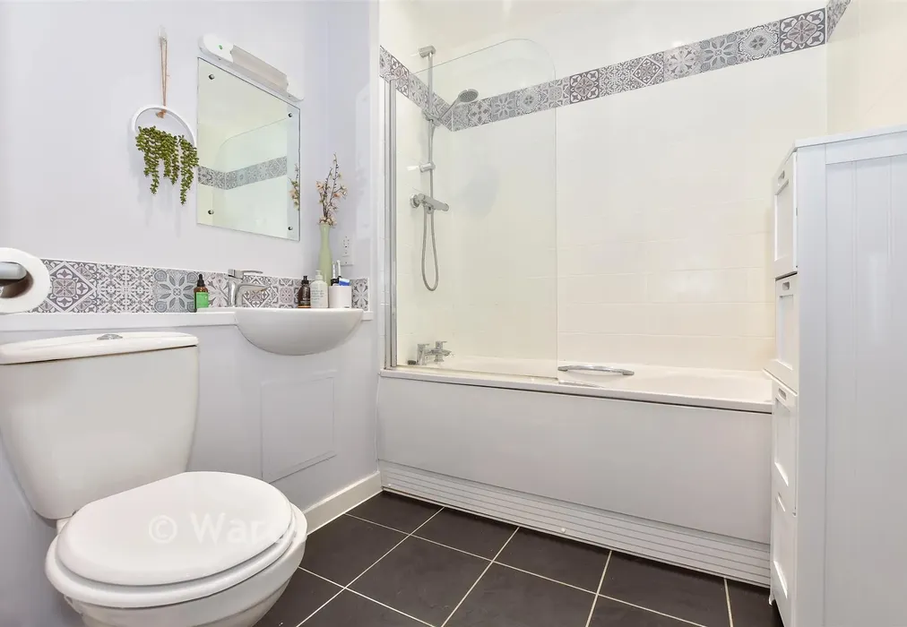 Bathroom - Tonbridge Road, Maidstone, Kent - Wards of Kent