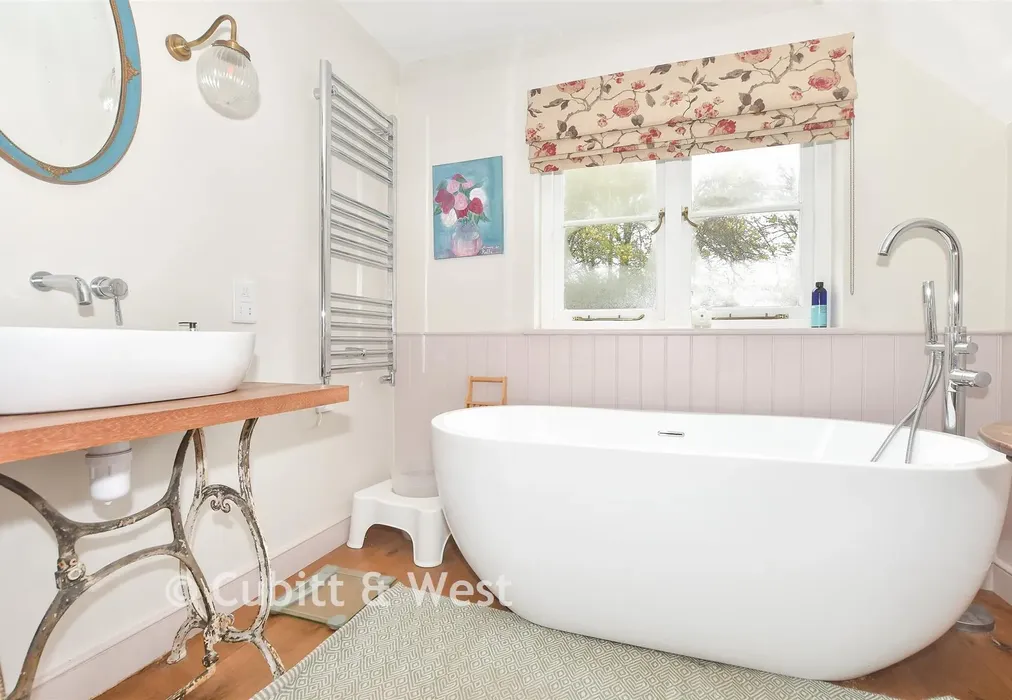 Bathroom - The Street, Kingston, Lewes, East Sussex - Wards of Kent