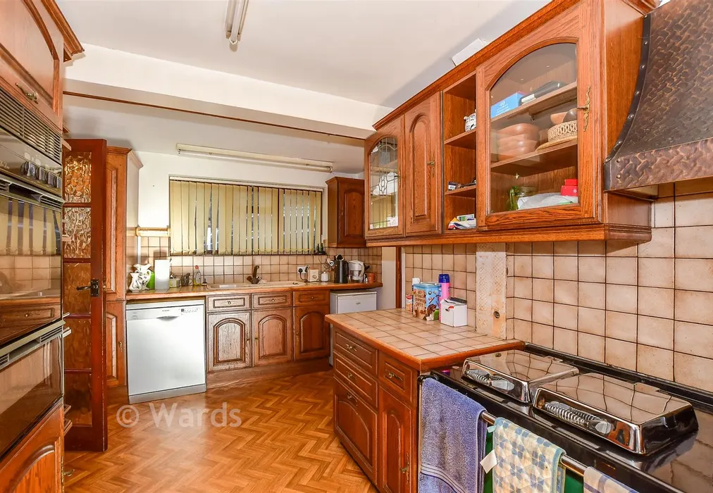 Kitchen - Cradducks Lane, Staplehurst, Tonbridge, Kent - Wards of Kent