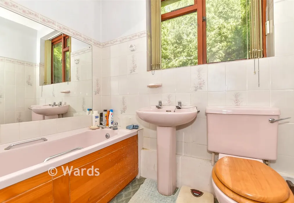 Bathroom - Cradducks Lane, Staplehurst, Tonbridge, Kent - Wards of Kent