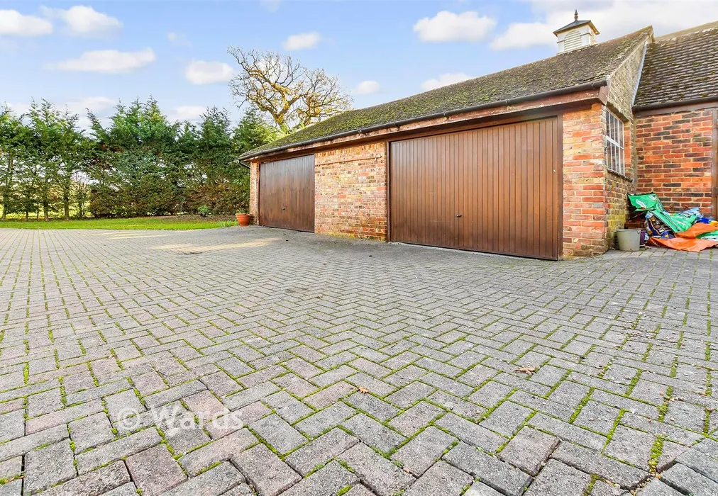 Garage - Cradducks Lane, Staplehurst, Tonbridge, Kent - Wards of Kent