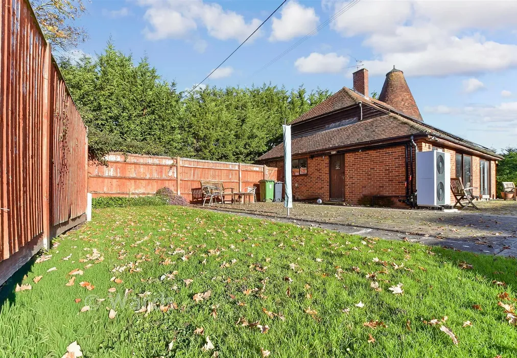 Rear Garden - Cradducks Lane, Staplehurst, Tonbridge, Kent - Wards of Kent