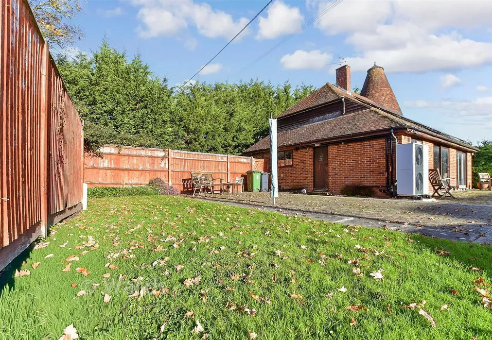Rear Garden - Cradducks Lane, Staplehurst, Tonbridge, Kent - Wards of Kent