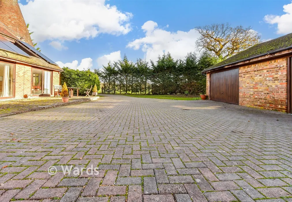 Driveway/Parking - Cradducks Lane, Staplehurst, Tonbridge, Kent - Wards of Kent