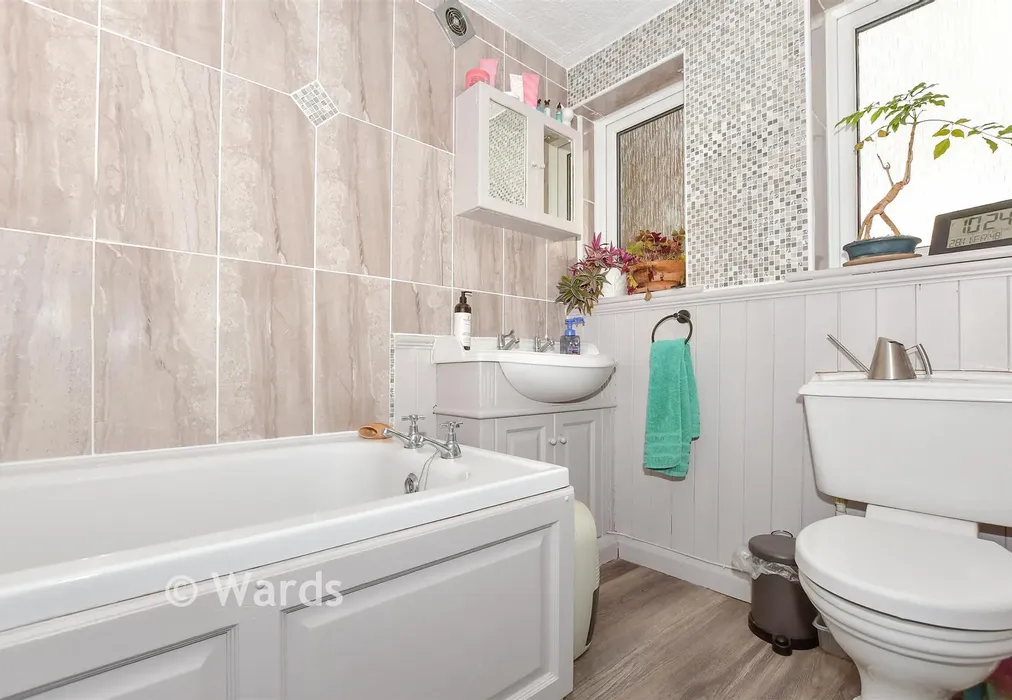 Bathroom - Covey Hall Road, Snodland, Kent - Wards of Kent